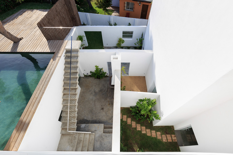 Cette image montre un grand jardin design l'été avec un foyer extérieur, une exposition partiellement ombragée et une terrasse en bois.