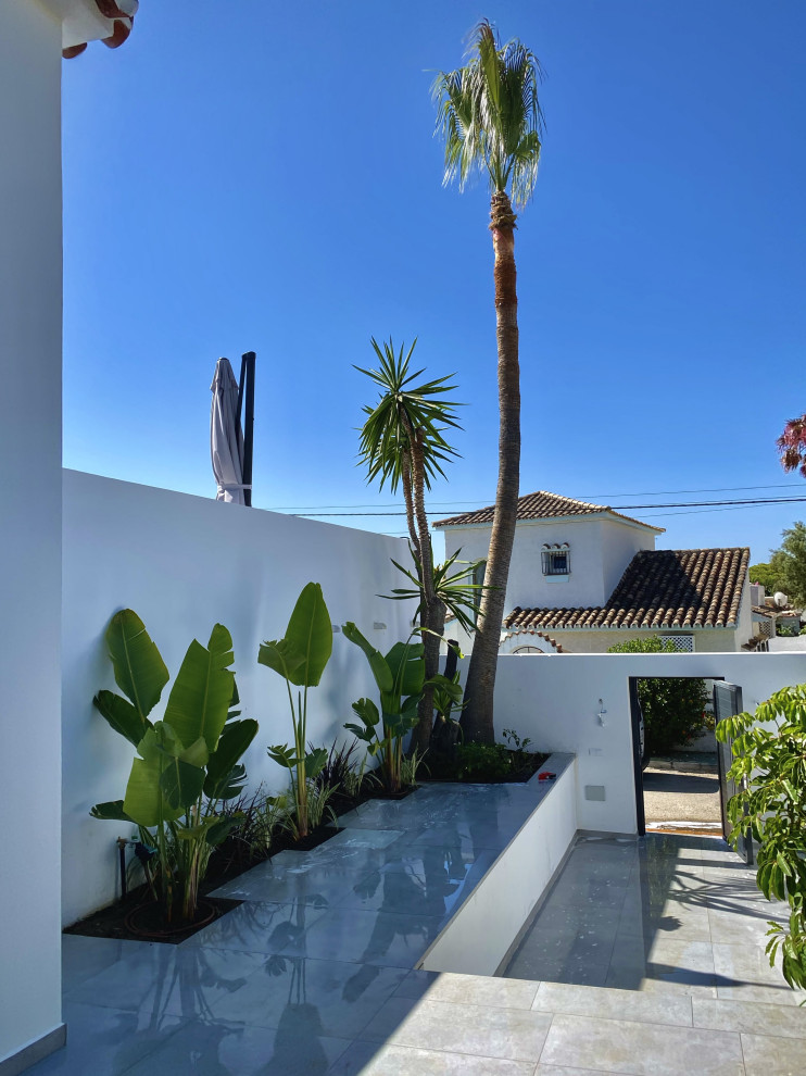 На фото: участок и сад среднего размера в стиле модернизм с высокими грядками, полуденной тенью и покрытием из гальки