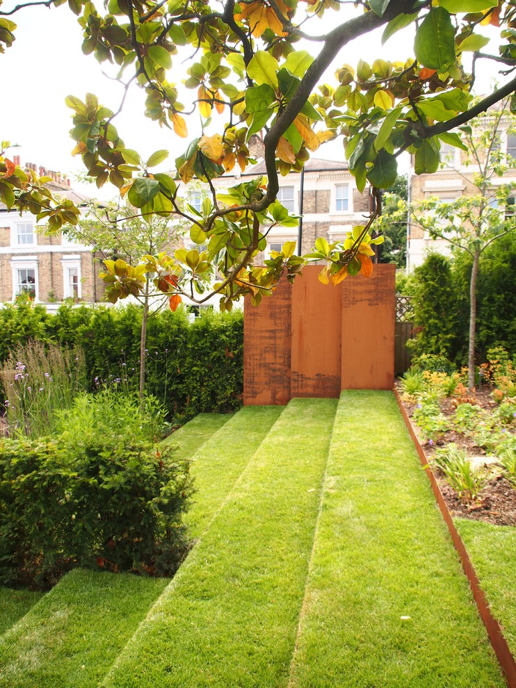 Ejemplo de jardín minimalista de tamaño medio en patio lateral