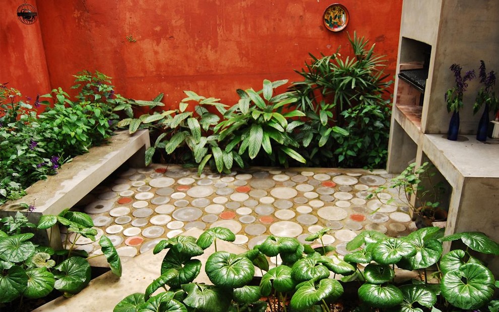 Inspiration pour un jardin traditionnel de taille moyenne avec un foyer extérieur.