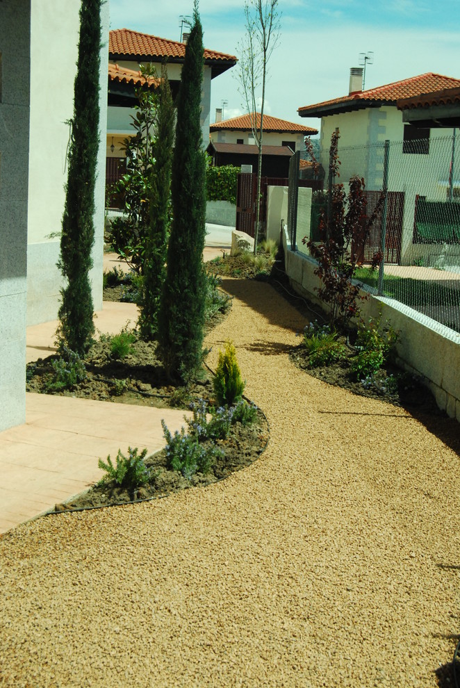 Esempio di un piccolo vialetto d'ingresso country esposto a mezz'ombra nel cortile laterale in primavera con ghiaia