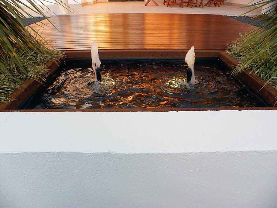 Medium sized contemporary courtyard xeriscape partial sun garden for spring in Madrid with a pond and gravel.