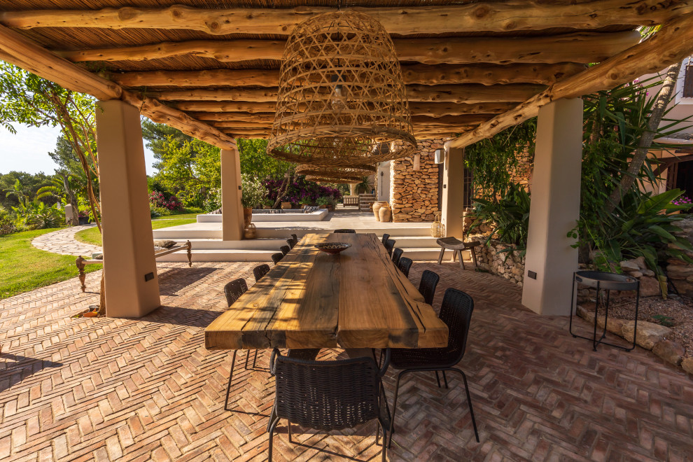 На фото: большой двор в средиземноморском стиле с покрытием из каменной брусчатки