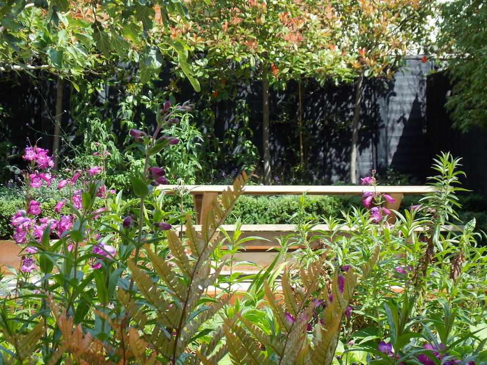 Ejemplo de jardín campestre de tamaño medio con jardín francés