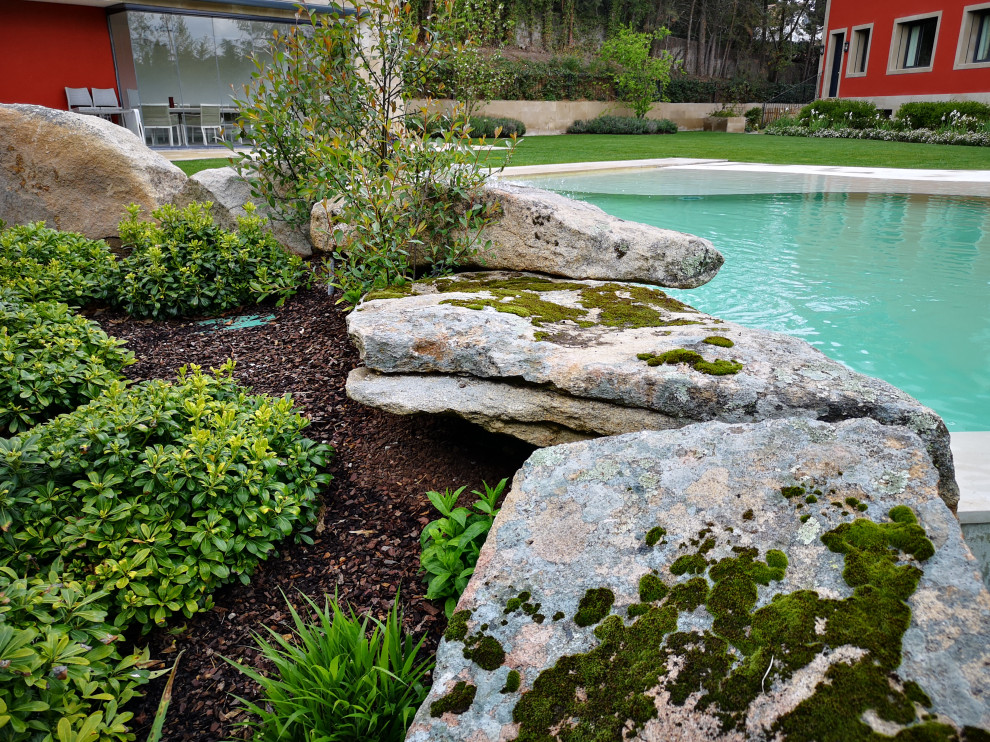 Diseño de jardín clásico de tamaño medio en otoño en patio lateral con jardín francés, roca decorativa, exposición parcial al sol y adoquines de piedra natural