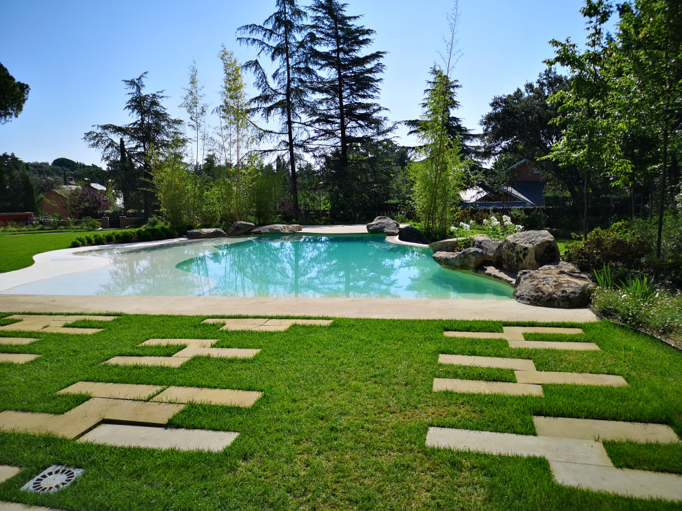 Modelo de jardín clásico de tamaño medio en otoño en patio lateral con jardín francés, exposición parcial al sol y adoquines de piedra natural