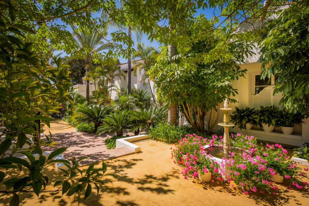 Halbschattiger Mediterraner Garten mit Wasserspiel und Granitsplitt in Malaga