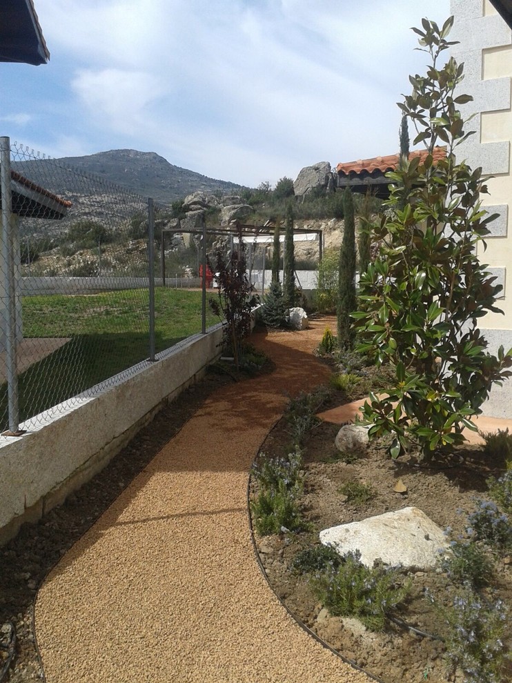 Réalisation d'un jardin méditerranéen de taille moyenne.