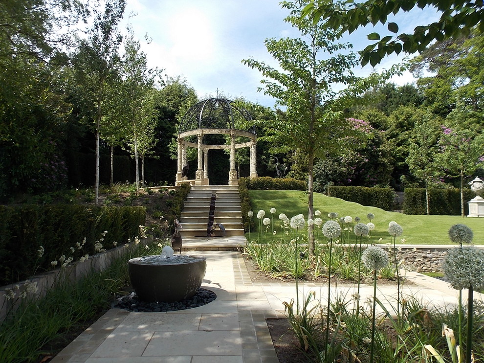 Idee per un grande giardino formale classico esposto a mezz'ombra in cortile con un ingresso o sentiero e pavimentazioni in cemento