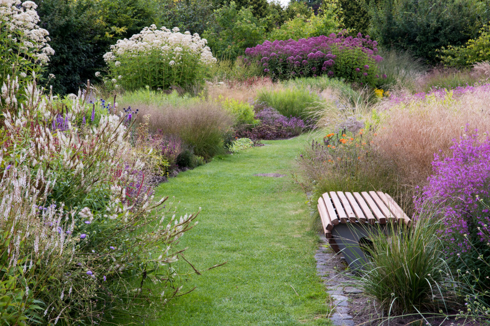 Immagine di un grande giardino minimalista esposto a mezz'ombra dietro casa in primavera con sassi di fiume