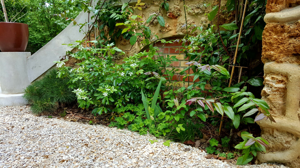 Großer, Schattiger Shabby-Chic Vorgarten im Frühling mit Blumenbeet und Mulch in Sonstige