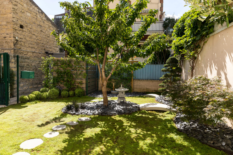 Idee per un giardino etnico esposto a mezz'ombra di medie dimensioni e dietro casa con un ingresso o sentiero e graniglia di granito