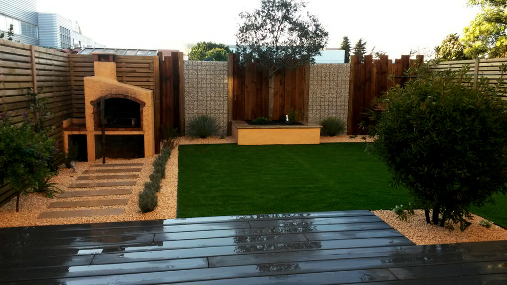 Cette photo montre un jardin moderne de taille moyenne avec une terrasse en bois.