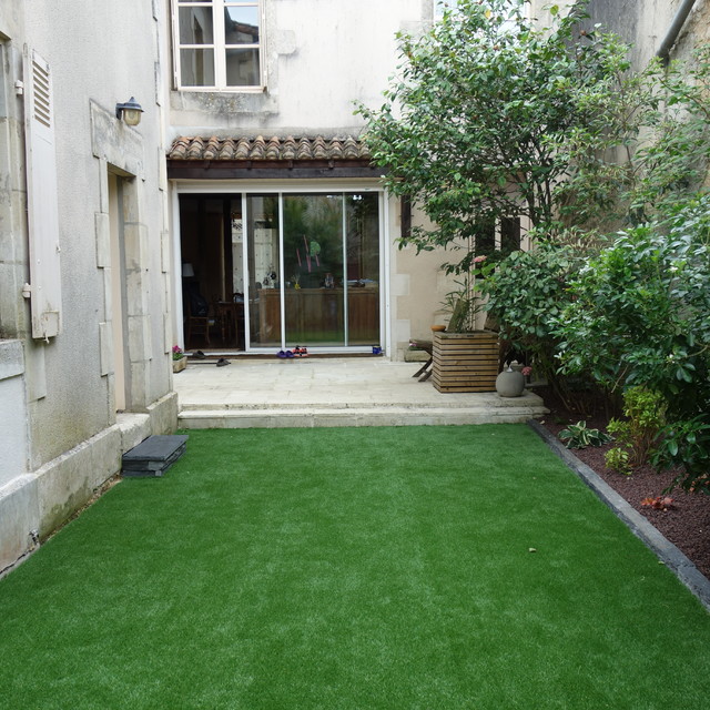 Aménagement d'un petit jardin avec petite terrasse en bois composite -  Modern - Garden - Angers - by Loosfeld Paysage | Houzz IE