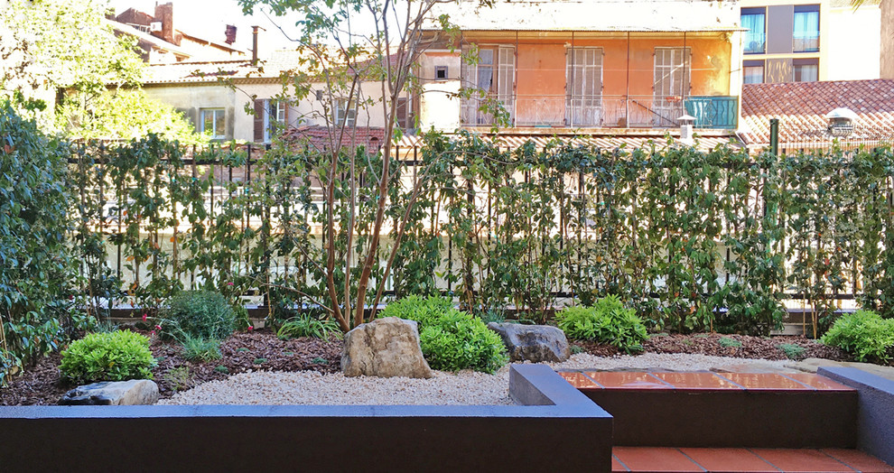 Diseño de jardín mediterráneo pequeño en verano en patio con exposición total al sol y adoquines de piedra natural