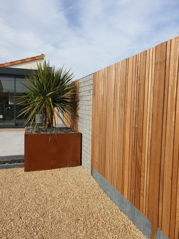 Idée de décoration pour un petit jardin arrière minimaliste avec une exposition ensoleillée et une terrasse en bois.
