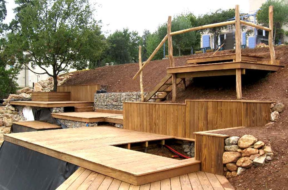 Cette image montre un jardin avec une terrasse en bois.