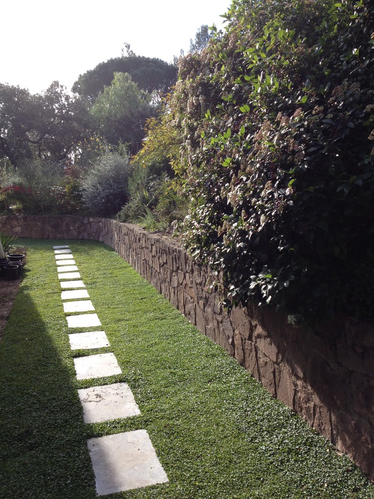Exemple d'un aménagement d'entrée ou allée de jardin avant tendance de taille moyenne avec une exposition partiellement ombragée.