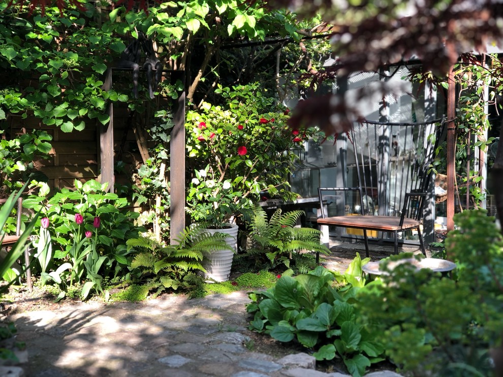 Diseño de jardín romántico de tamaño medio con exposición total al sol y adoquines de piedra natural