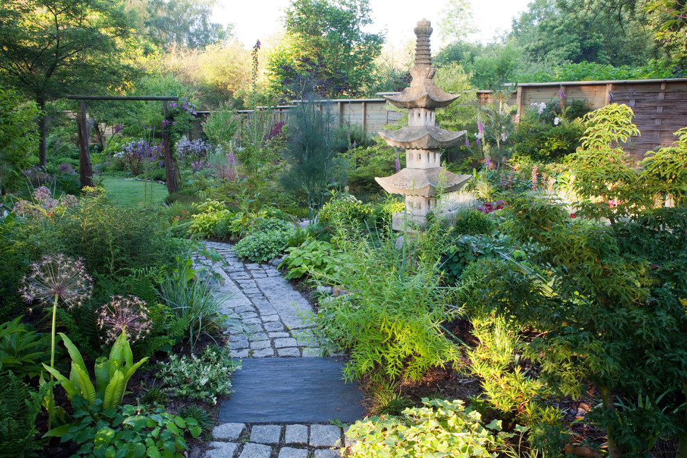 Inspiration pour un grand aménagement d'entrée ou allée de jardin arrière asiatique avec des pavés en pierre naturelle.