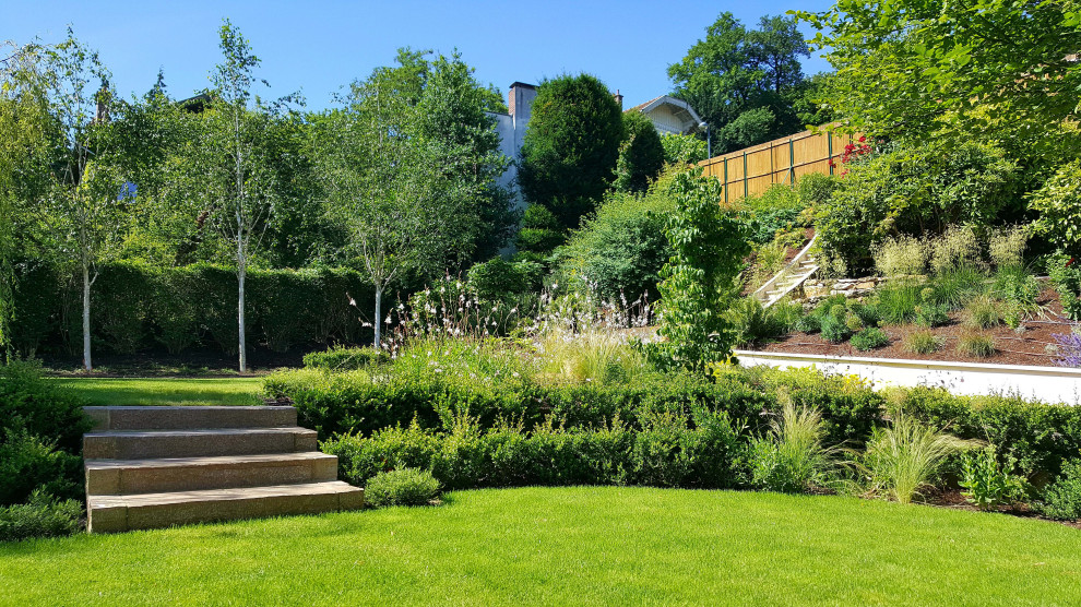 Ispirazione per un giardino stile shabby esposto in pieno sole di medie dimensioni e dietro casa in primavera con pavimentazioni in pietra naturale