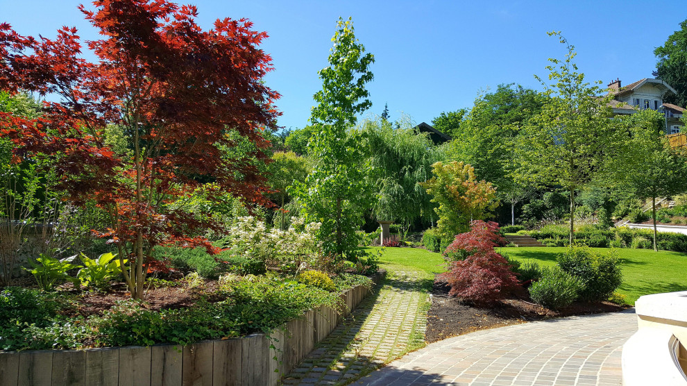 Foto di un giardino formale stile shabby esposto in pieno sole di medie dimensioni e dietro casa in primavera con un ingresso o sentiero e pavimentazioni in pietra naturale
