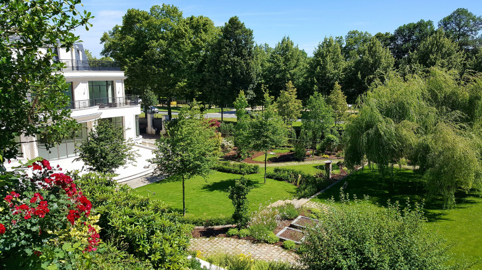 Идея дизайна: солнечный, весенний регулярный сад среднего размера на заднем дворе в стиле шебби-шик с клумбами, хорошей освещенностью и покрытием из каменной брусчатки
