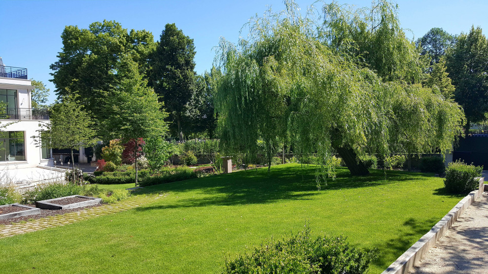 Immagine di un giardino stile shabby esposto in pieno sole di medie dimensioni e dietro casa in primavera con pavimentazioni in pietra naturale