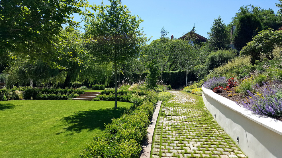 Идея дизайна: солнечный, весенний регулярный сад среднего размера на заднем дворе в стиле шебби-шик с садовой дорожкой или калиткой, хорошей освещенностью и покрытием из каменной брусчатки