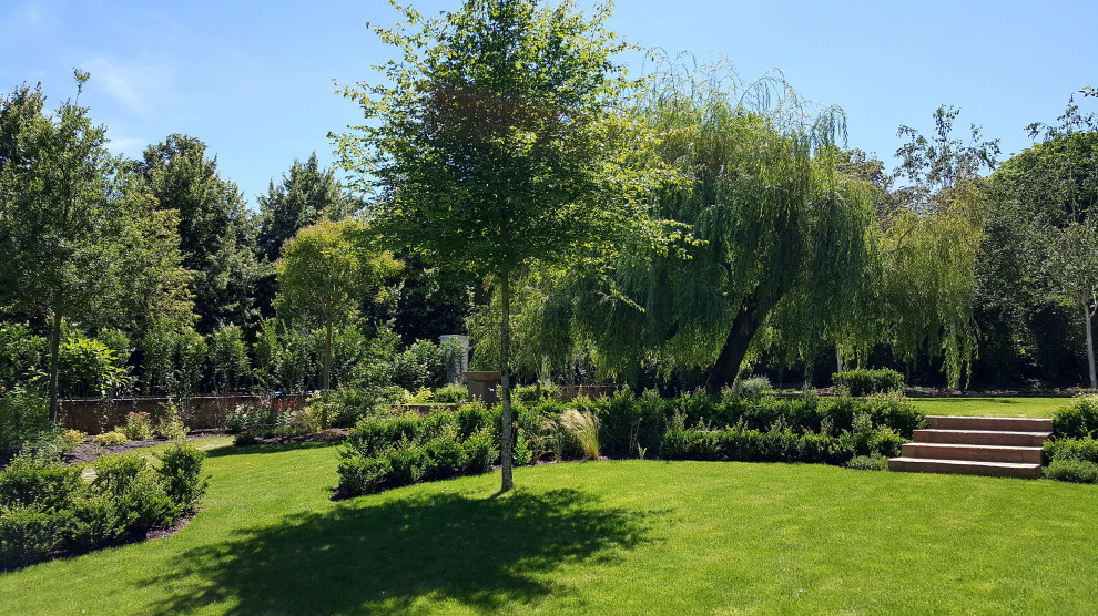 Foto di un giardino shabby-chic style esposto in pieno sole di medie dimensioni e dietro casa in primavera con pavimentazioni in pietra naturale