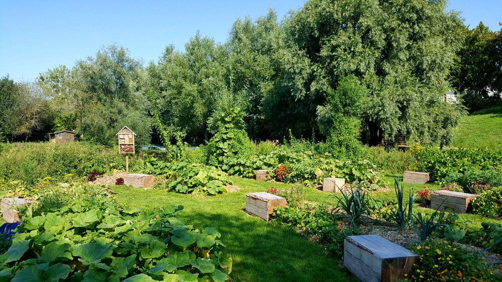Idées déco pour un petit jardin potager campagne l'été avec une exposition ensoleillée et une terrasse en bois.