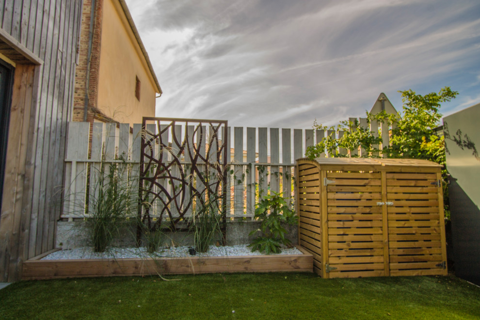 Immagine di un privacy in giardino minimal esposto a mezz'ombra di medie dimensioni e davanti casa in estate con pedane