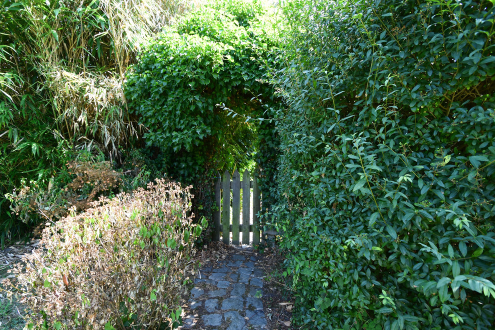 Ispirazione per un giardino country con un ingresso o sentiero e pavimentazioni in pietra naturale