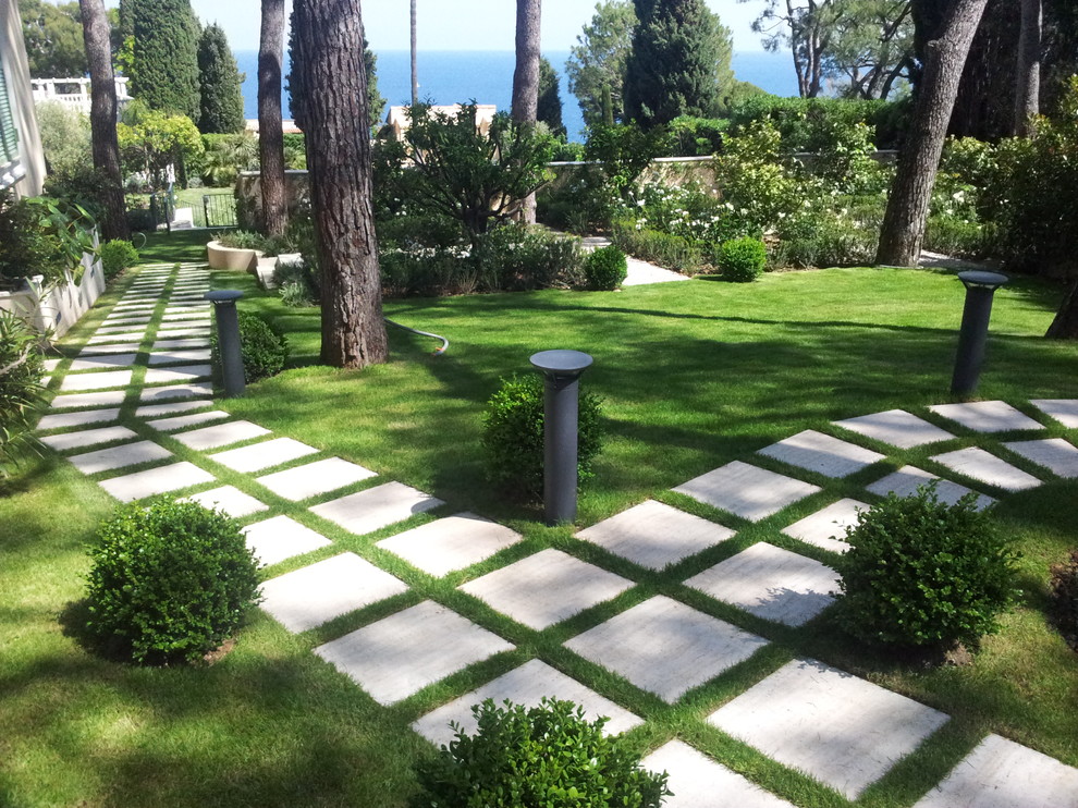 Ispirazione per un grande giardino eclettico in ombra dietro casa con un ingresso o sentiero, passi giapponesi e pavimentazioni in cemento
