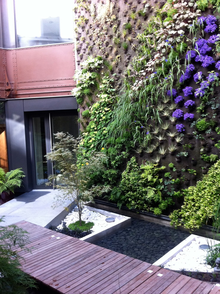 Idée de décoration pour un petit jardin urbain avec une terrasse en bois.