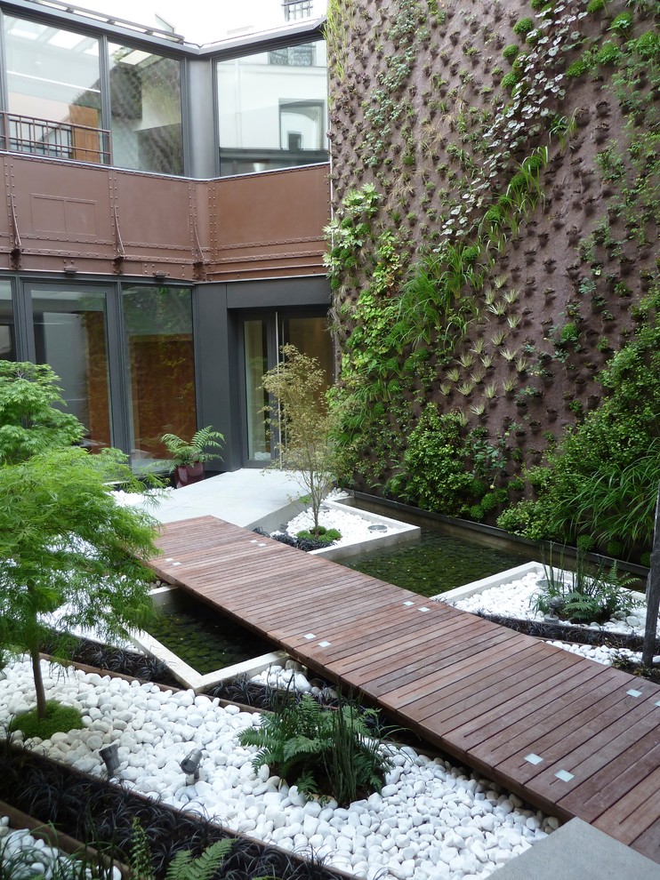 Idées déco pour un jardin contemporain avec une terrasse en bois.