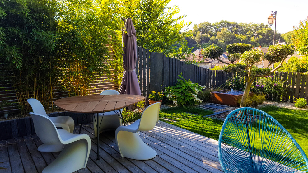 Réalisation d'un petit jardin arrière minimaliste avec un bassin, une exposition ensoleillée et une terrasse en bois.
