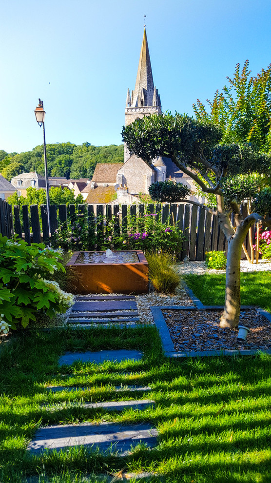 Imagen de jardín moderno pequeño en patio trasero con exposición total al sol y entablado