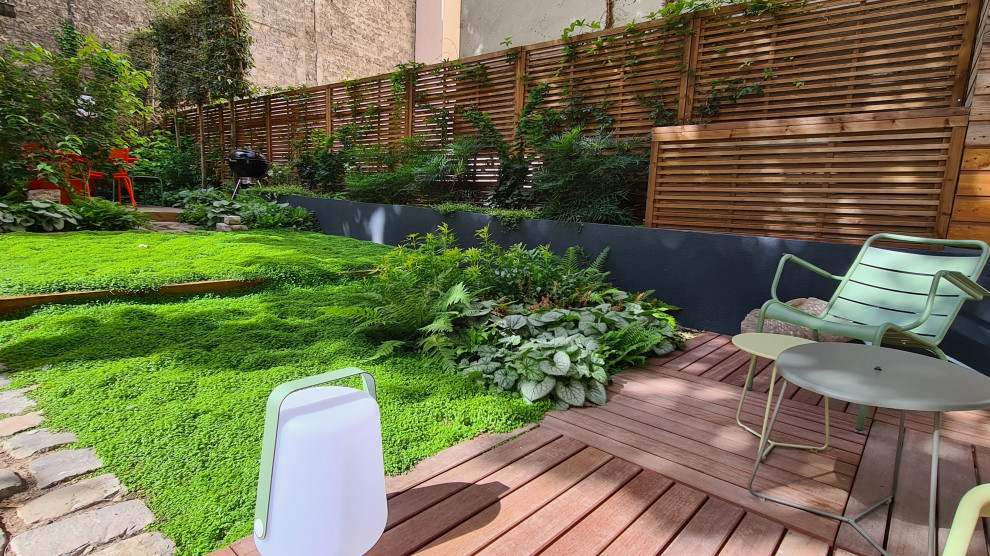 Идея дизайна: маленький участок и сад на заднем дворе в современном стиле с клумбами, полуденной тенью и настилом для на участке и в саду