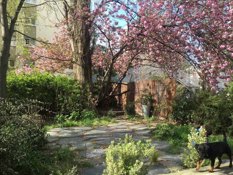 パリにある低価格の小さな、夏のトラディショナルスタイルのおしゃれな屋上庭園 (コンテナガーデン、半日向、天然石敷き) の写真