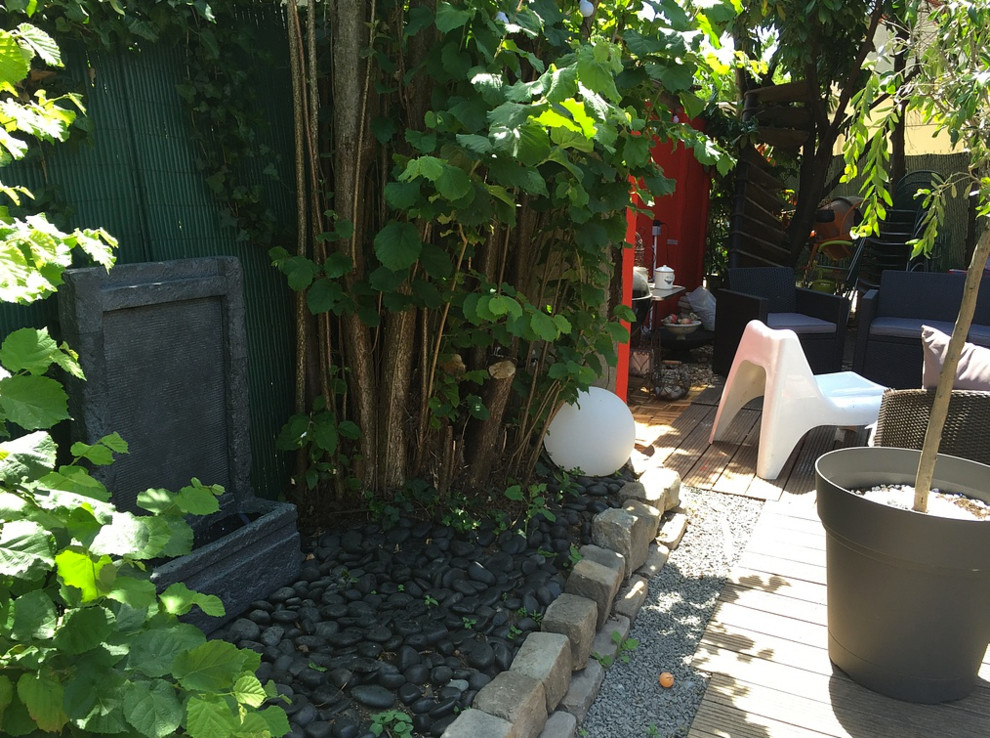 Idéer för att renovera en liten funkis bakgård, med en trädgårdsgång och naturstensplattor