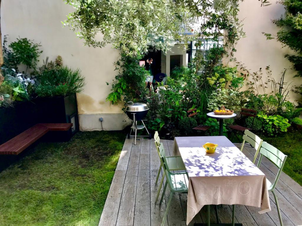 Foto di un giardino minimal esposto a mezz'ombra di medie dimensioni e in cortile in primavera con pedane