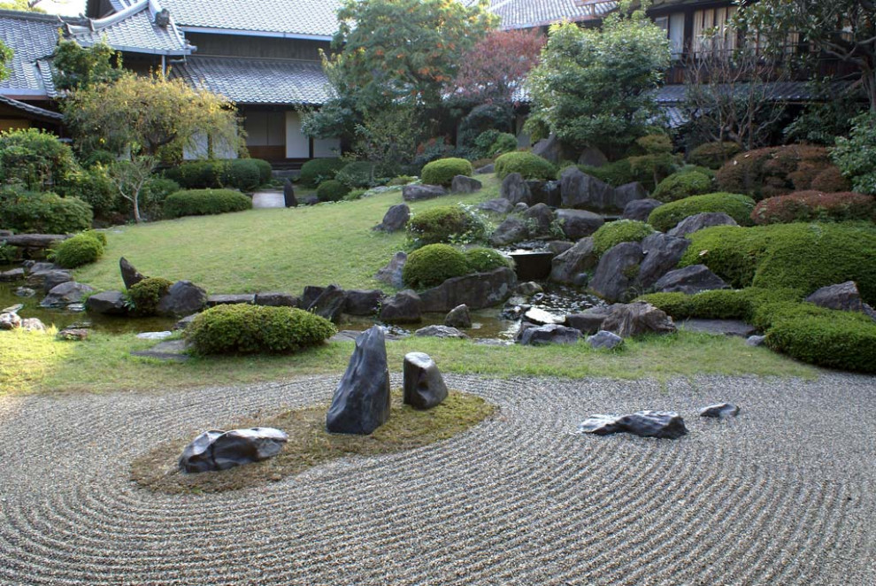 Ispirazione per un giardino etnico di medie dimensioni in autunno con sassi di fiume