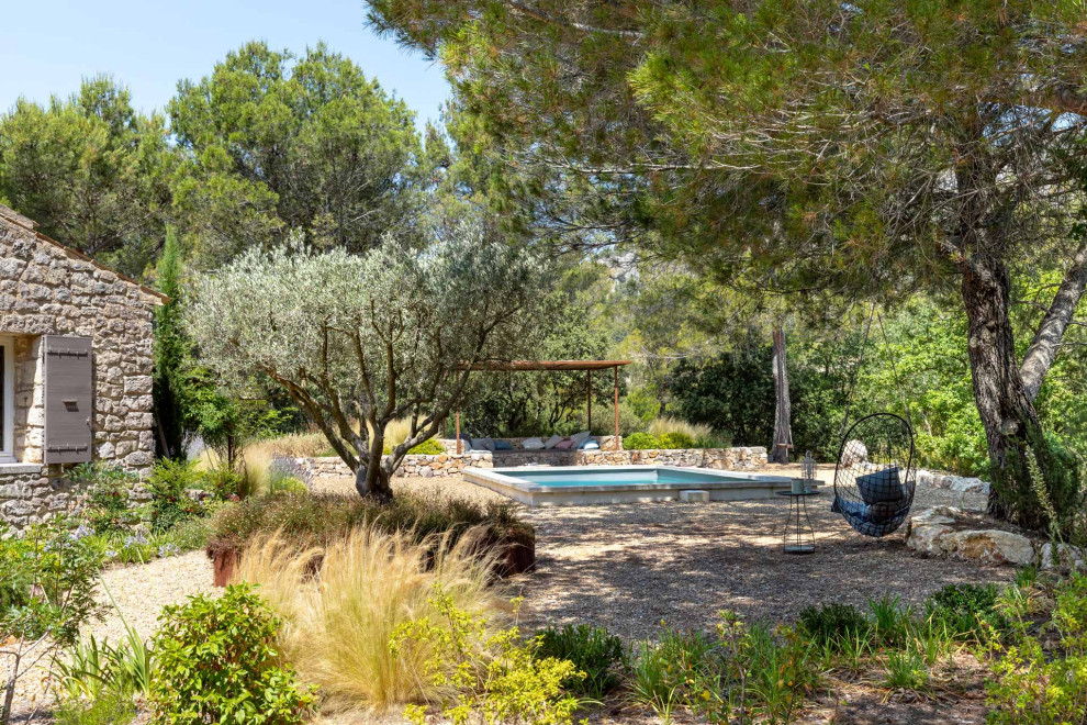 Стильный дизайн: большой солнечный участок и сад на боковом дворе в средиземноморском стиле с клумбами, хорошей освещенностью и мульчированием - последний тренд
