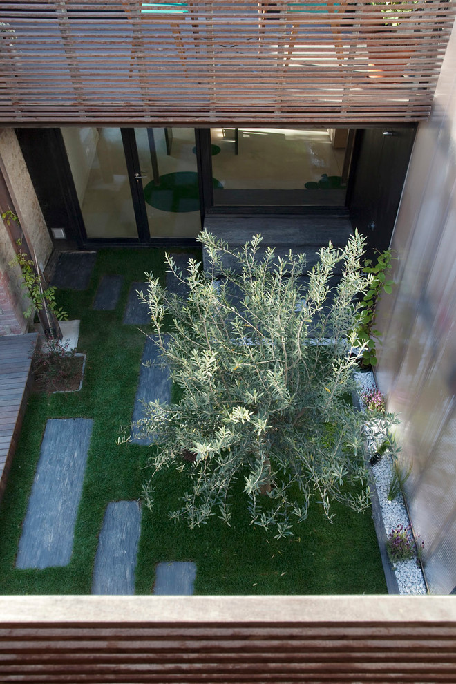 Inspiration for a contemporary landscaping in Paris.