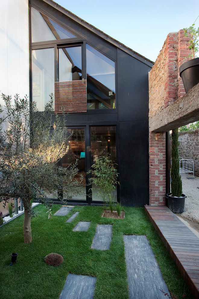 Inspiration for a mid-sized contemporary courtyard garden path in Paris.