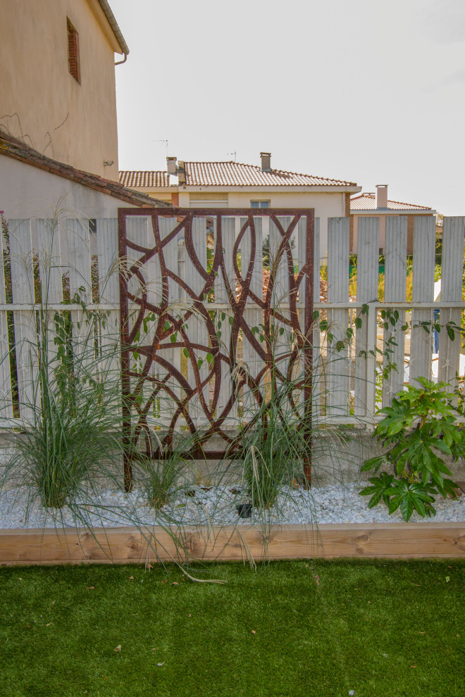 Idee per un privacy in giardino minimal esposto a mezz'ombra di medie dimensioni e davanti casa in estate con pedane