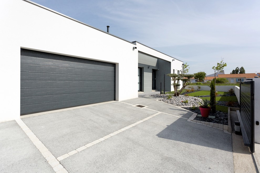 Design ideas for a medium sized contemporary front driveway full sun garden for spring in Nantes with a garden path and gravel.