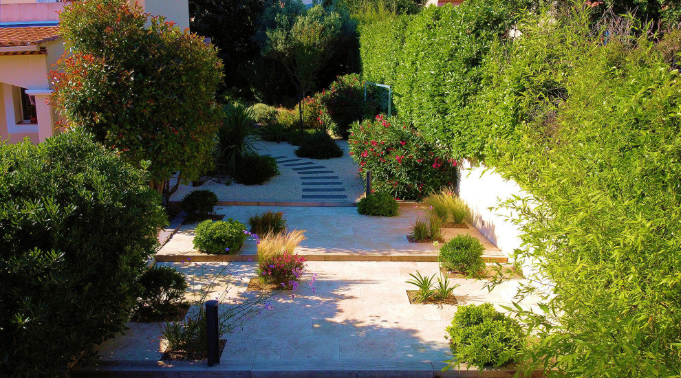 Идея дизайна: участок и сад среднего размера на боковом дворе в средиземноморском стиле с камнем в ландшафтном дизайне, полуденной тенью и покрытием из гравия