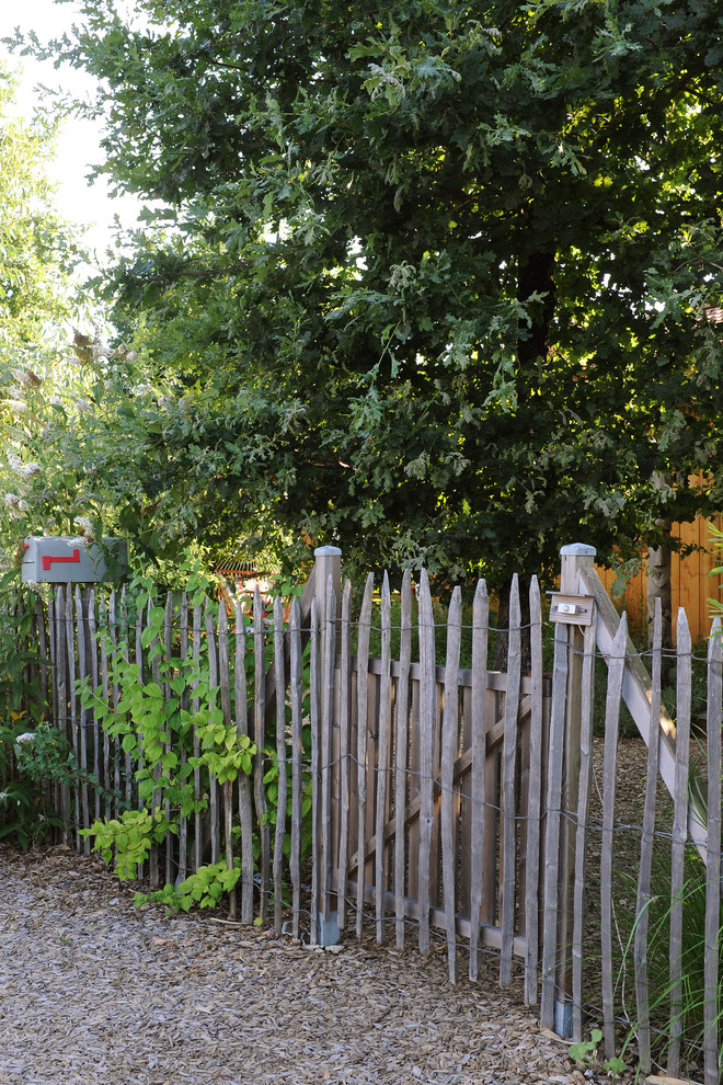 Cette image montre un aménagement d'entrée ou allée de jardin bohème avec un paillis.